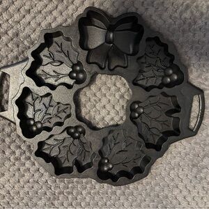 Lodge Cast Iron Holiday Wreath Pan